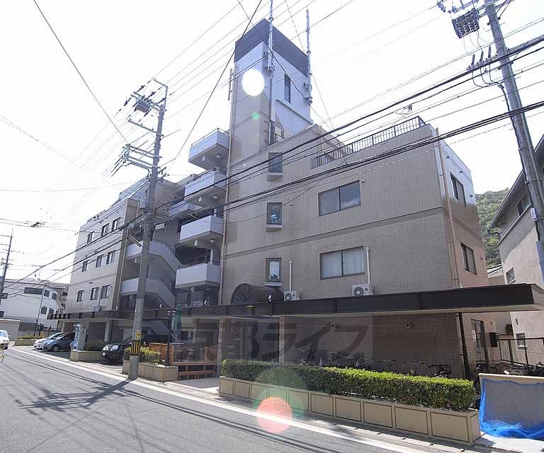 【ブエナビスタ嵐山の建物外観】