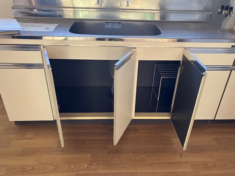 キッチン　自然光が入る窓のある明るいキッチン