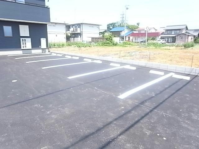 【羽島市竹鼻町狐穴のアパートの駐車場】