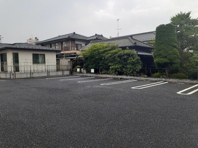 【羽生市中央のアパートの駐車場】