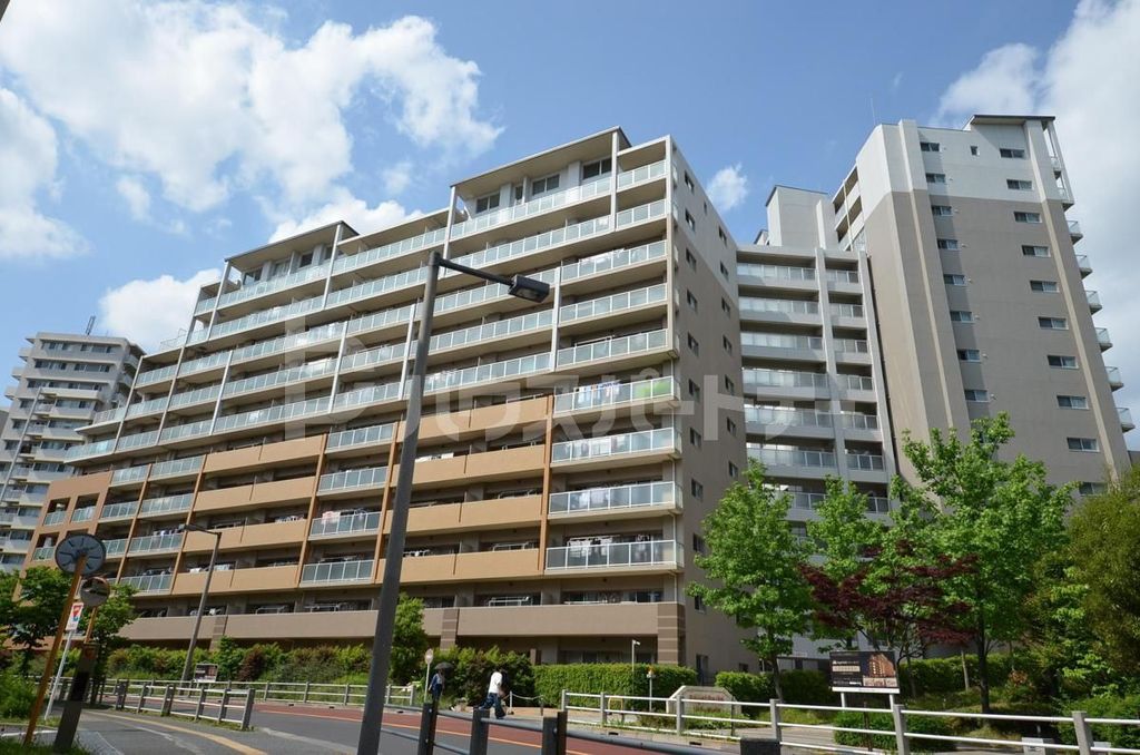 【足立区新田のマンションの建物外観】