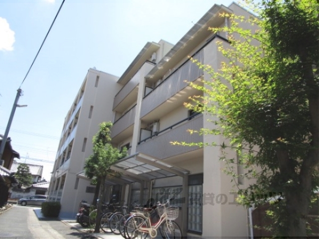 京都市西京区川島寺田町のマンションの建物外観