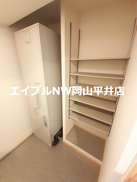 【岡山市南区豊成のマンションの玄関】