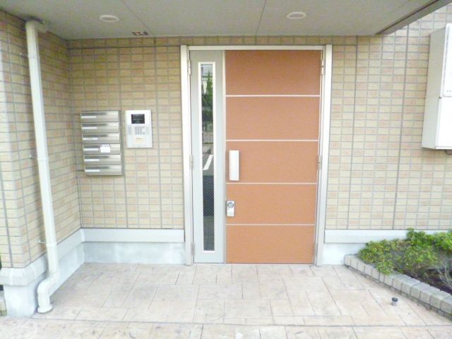 【吉川市中曽根のアパートのエントランス】