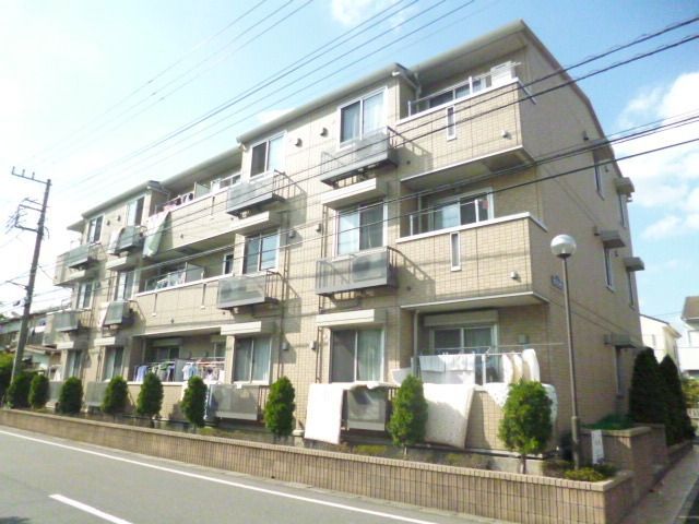 吉川市中曽根のアパートの建物外観