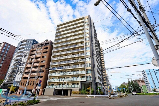 札幌市中央区南七条西のマンションの建物外観