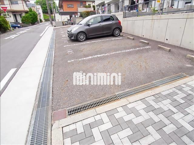 【サニーヒルズ鳴丘Ａ棟の駐車場】