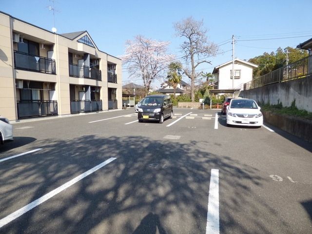 【西多摩郡日の出町大字平井のアパートの駐車場】