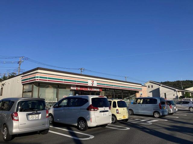 コンビニ　セブンイレブン（コンビニ）まで581m