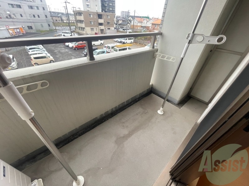 バルコニー　バルコニーは洗濯物を干すスペースが確保されていました。