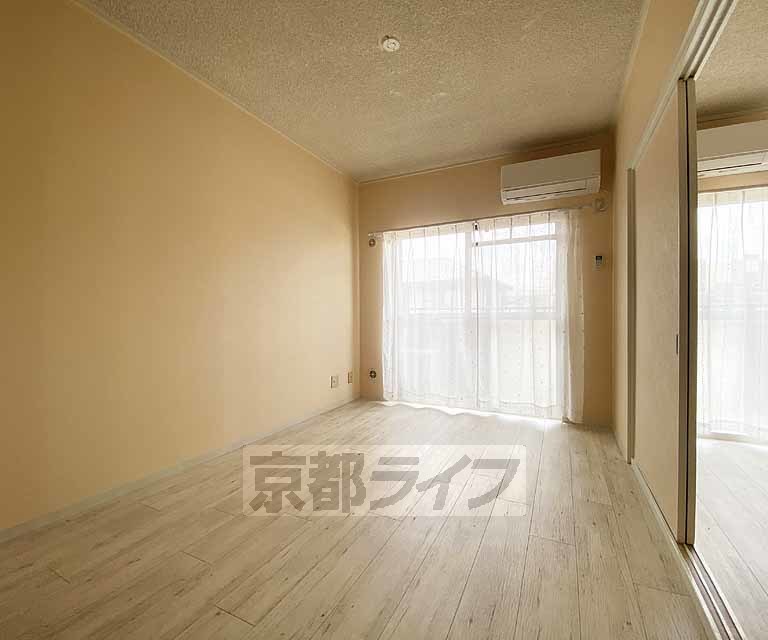 居室・リビング　鉄筋コンクリート造りの物件です