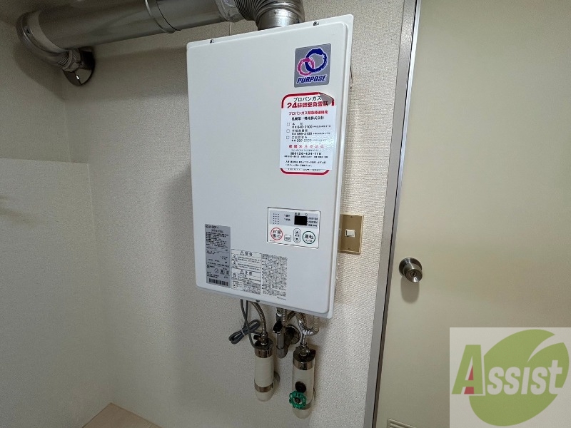 その他設備　給湯器は簡単操作で温度調整ができますよ。