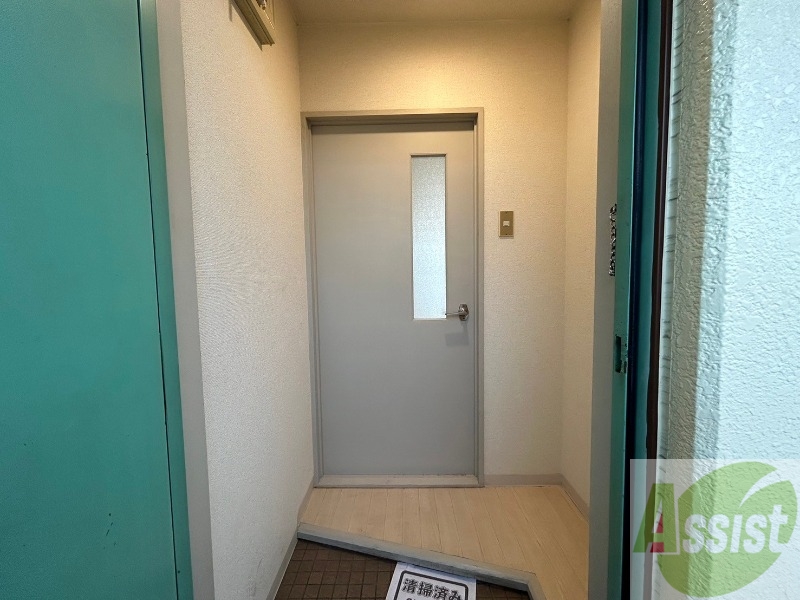 玄関　玄関です。すぐ広いリビングにつながっています。