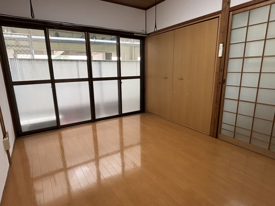 居室・リビング　綺麗なフローリングの６畳