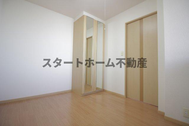 その他部屋・スペース　開放的な寝室です