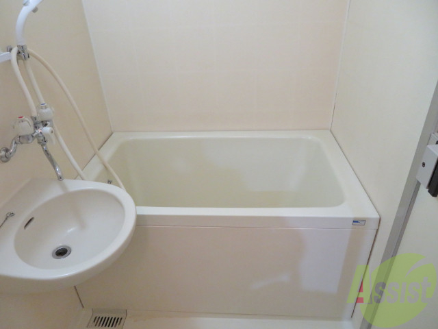 バス・シャワールーム　浴室はこちらのユニットバスになりますねー。