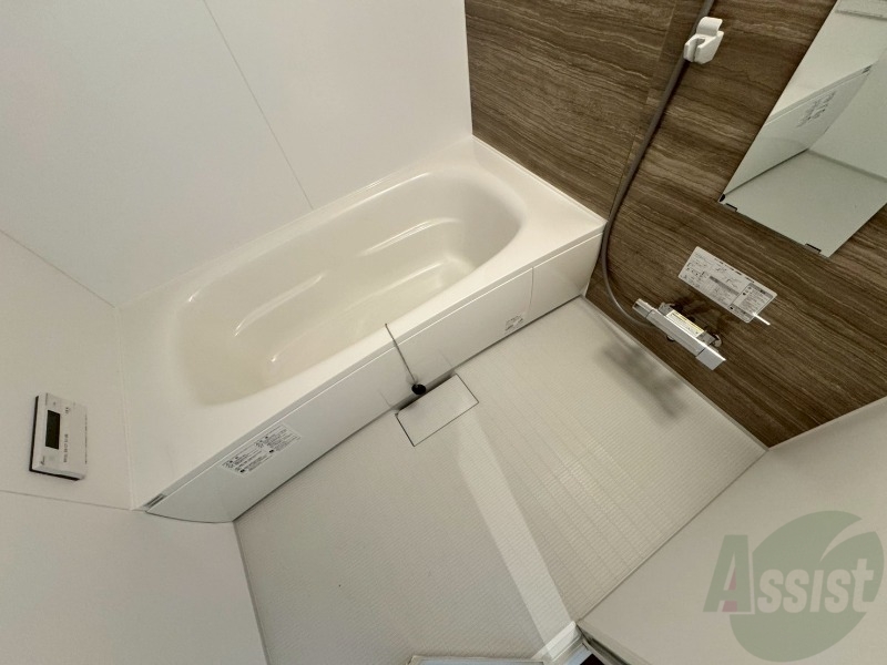 バス・シャワールーム　お風呂です。広々したバスでゆっくりくつろげます。