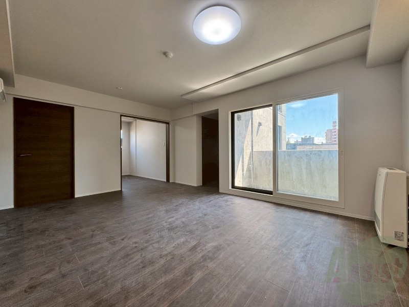 居室・リビング　木目のフローリングは落ち着きのある印象のお部屋になりますね。