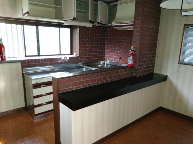 居室・リビング　カウンターテーブルがあります