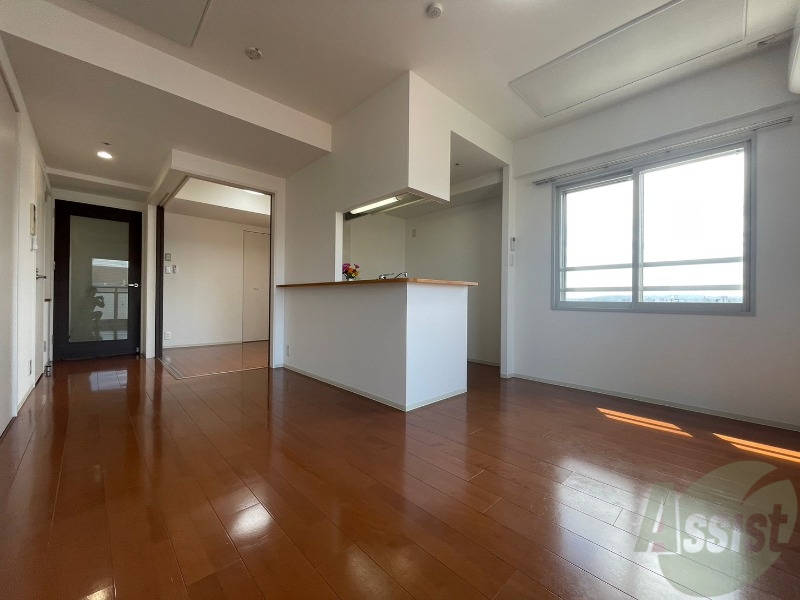 居室・リビング　リビングです。木目のフローリングが落ち着きますね。