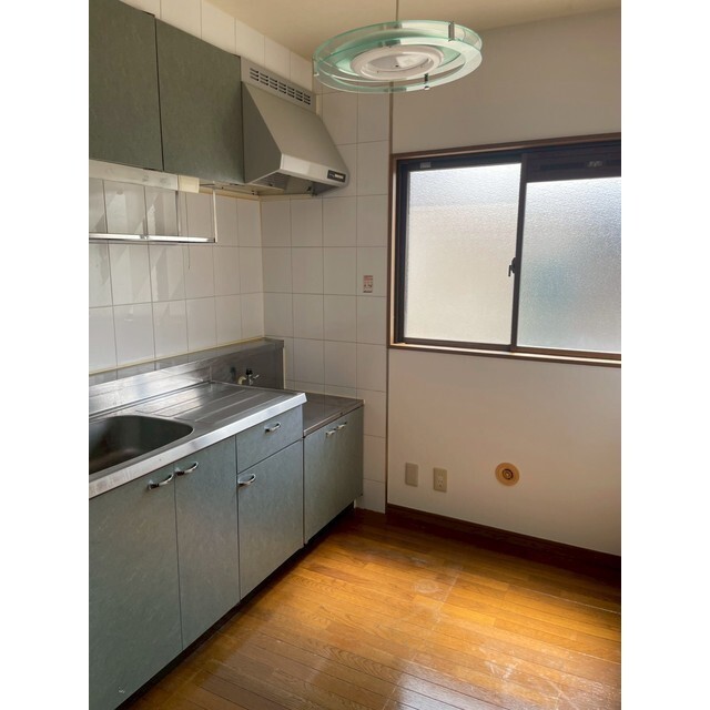 キッチン　窓があり、換気しやすいのでお料理がしやすいです♪