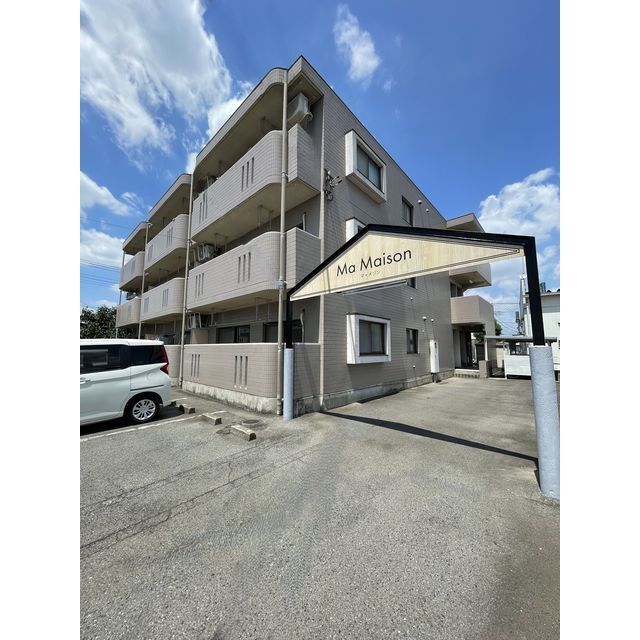 建物外観　木目調のアーチ看板です♪