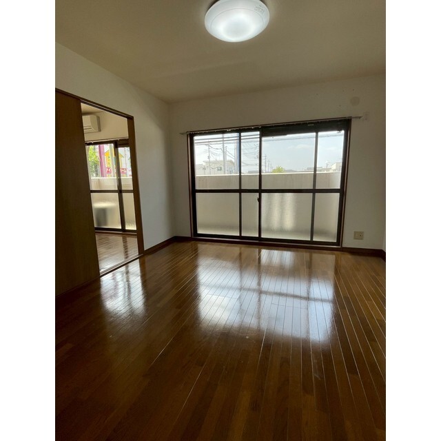 居室・リビング　窓が大きく、日が入りやすいです！