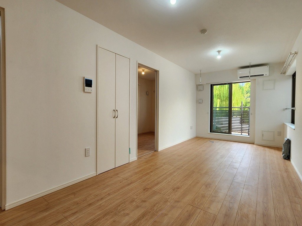 居室・リビング　角部屋ならでは明るい室内　ペアガラス・室内物干し・エアコン