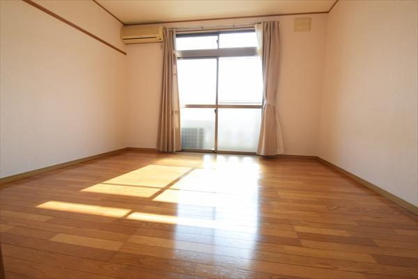 居室・リビング　8帖の広々な洋室です♪