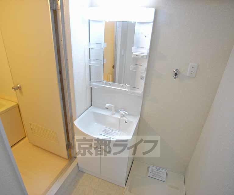 洗面設備　きれいな独立洗面台です。