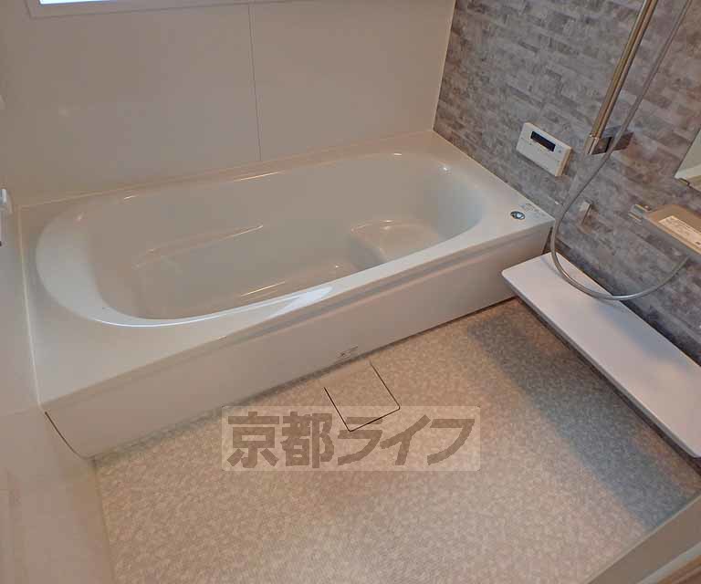 バス・シャワールーム　ゆったり浸かれるお風呂です。