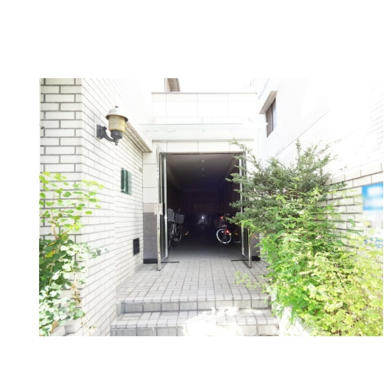 セキュリティ　緑のあるエントランスです！