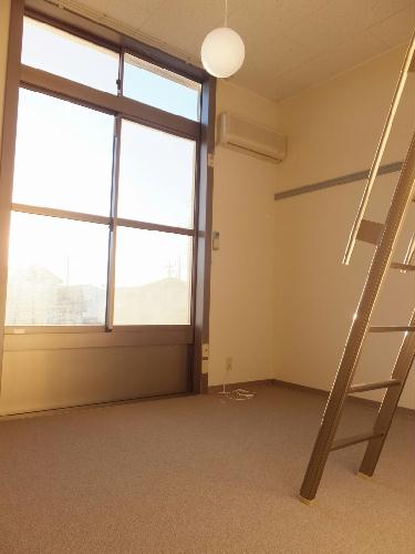 居室・リビング　家具・家電無しのお部屋です。