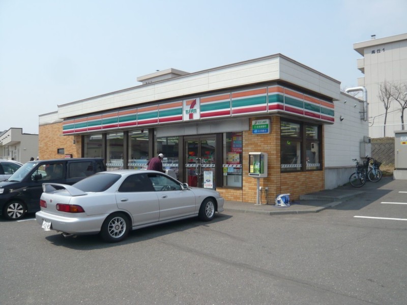 コンビニ　セブンイレブン苫小牧高丘店（コンビニ）まで294m