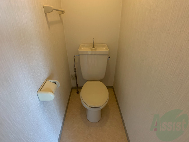 トイレ　比較的新しいトイレになります。窓はありません。