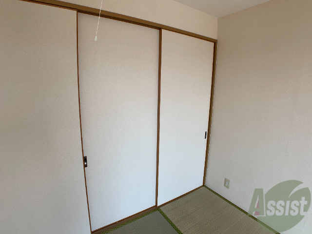 収納　大きな扉のクローゼット、たくさん洋服が入りそうですね！