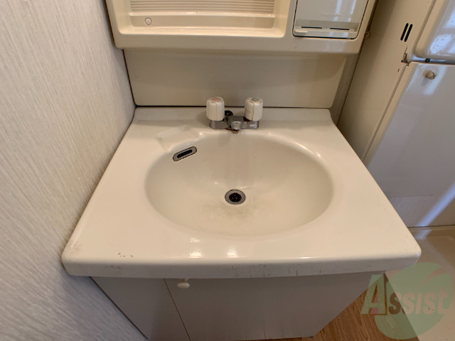 洗面設備　収納付洗面台、汚れやすい洗面台も綺麗を維持できますね！