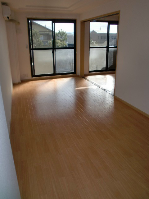 居室・リビング　大き目のリビングです