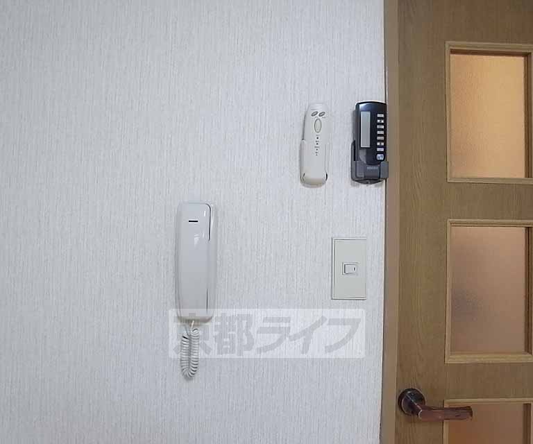 その他設備　備え付きのインターホンです。