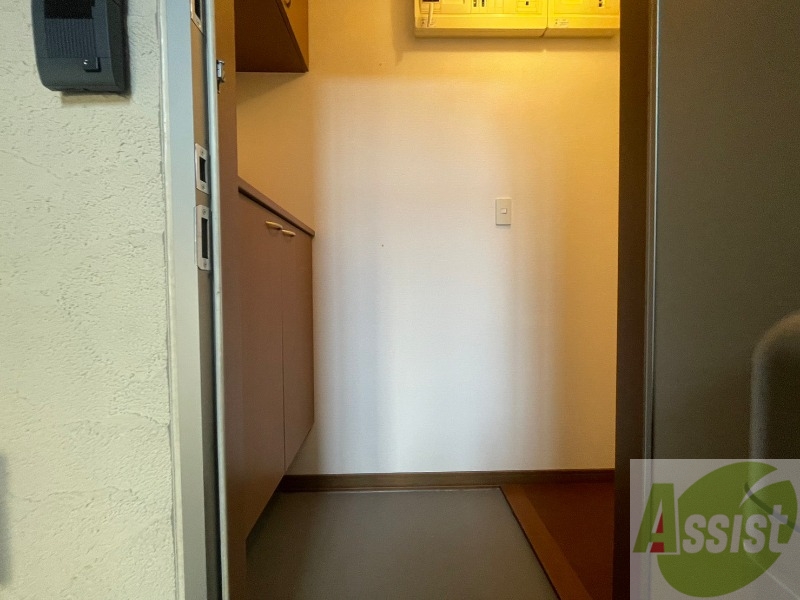 玄関　玄関です。すぐ広いリビングにつながっています。