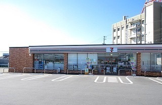 コンビニ　セブンイレブン松阪荒木町店（コンビニ）まで500m