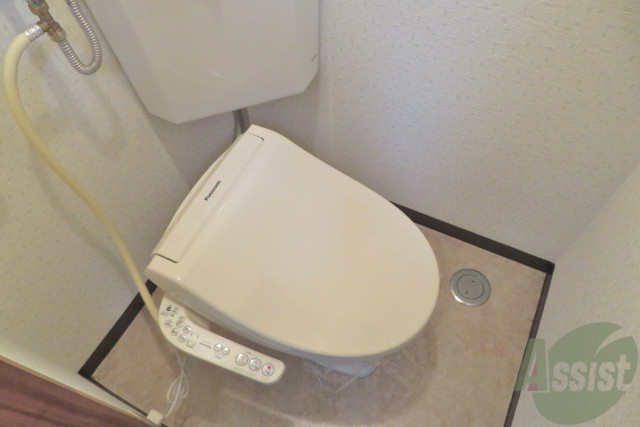 トイレ　温水洗浄便座付きで一年中快適ですね。