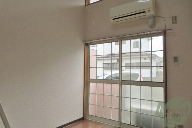 居室・リビング　大きな窓があるリビングで開放的ですね。