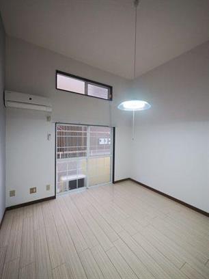 居室・リビング　大きな窓のついた明るいお部屋です。