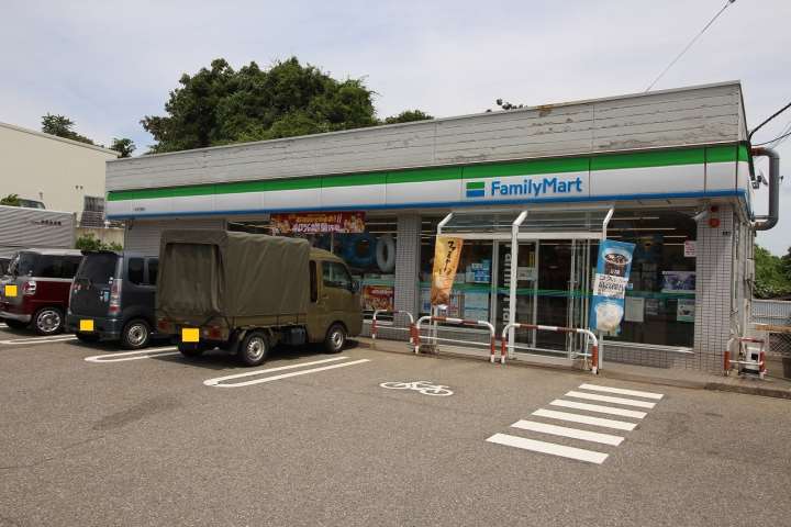 コンビニ　ファミリーマート伏木古府店（コンビニ）まで589m