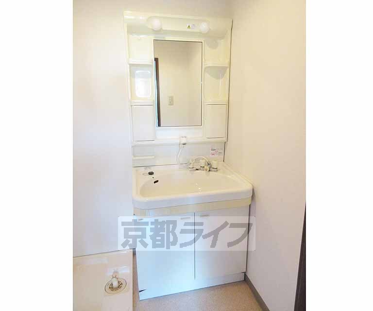 洗面設備　白を基調とした洗面所です。