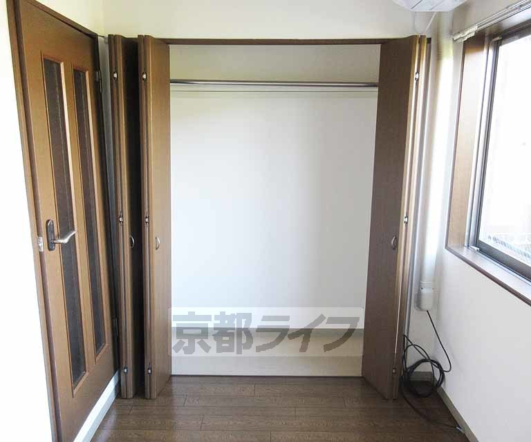 収納　多くの服が収納できます。