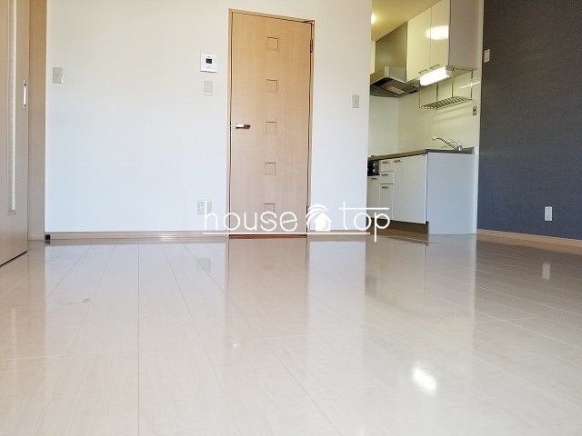 居室・リビング　テーブルやソファー・ベッドなど設置可能です