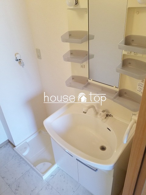 洗面設備　シャワー付き洗面台！ゆったりとした脱衣スペース