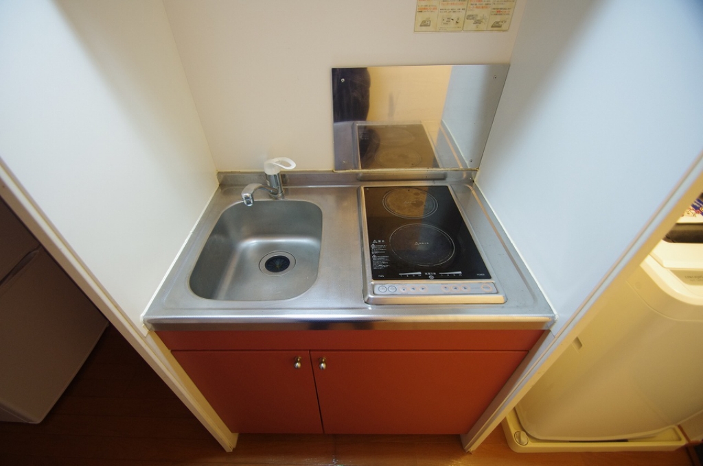 キッチン　２口電気コンロ設置済み（仕様は異なる場合があります）